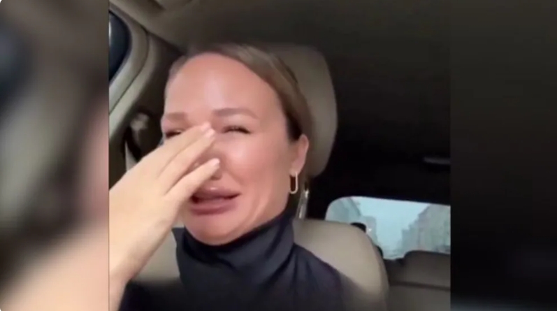 Femme en larmes à Moscou à cause des brouilleur GPS