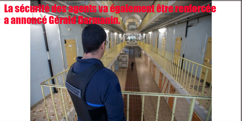 Des agents pénitentiaires sont en train de patrouiller dans la prison